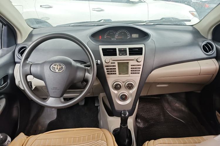 Used Toyota Vios 2008 1.6L GL-i Special Commemorative Edition MT Center Console