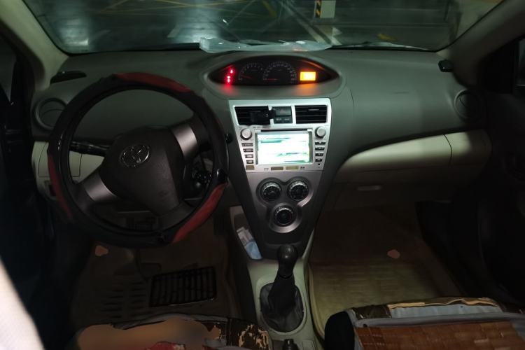 Used Toyota Vios 2011 1.6L GL-i Sunroof Edition MT Center Console