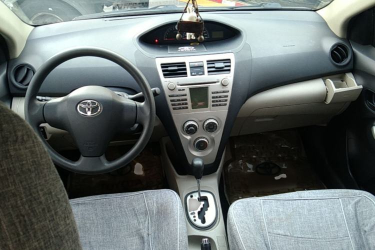 Used Toyota Vios 2011 1.6L GL-i Sunroof Version AT Center Console