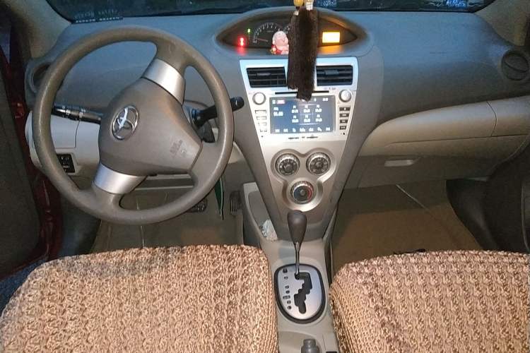 Used Toyota Vios 2011 1.6L GL-i Sunroof Version AT Center Console