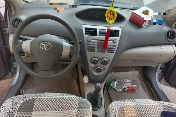 Used Toyota Vios 2011 1.6L GL-i Sunroof Edition MT Center Console