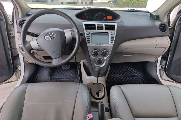 Used Toyota Vios 2011 1.6L GL-i Sunroof Version AT Center Console