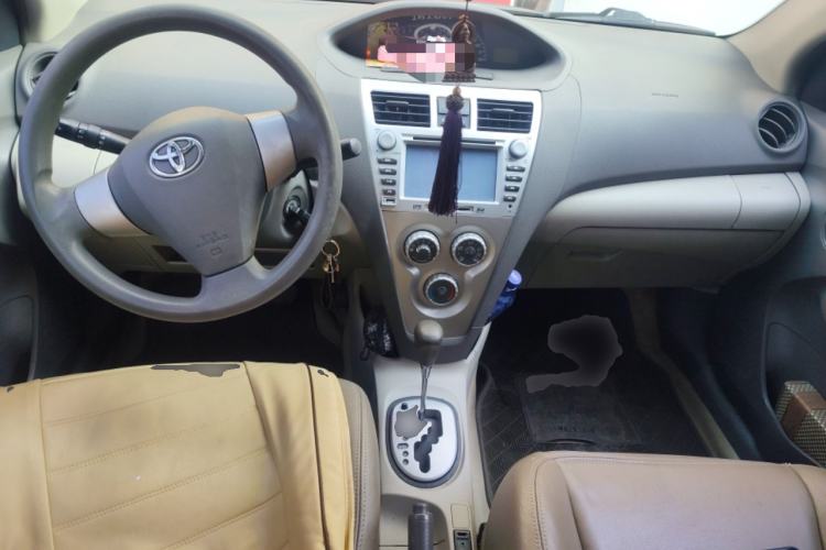 Used Toyota Vios 2011 1.6L GL-i Sunroof Version AT Center Console