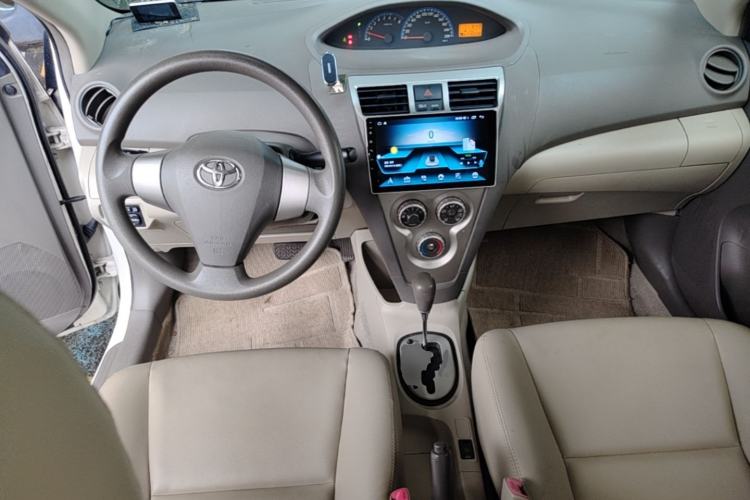 Used Toyota Vios 2011 1.6L GL-i Sunroof Version AT Center Console
