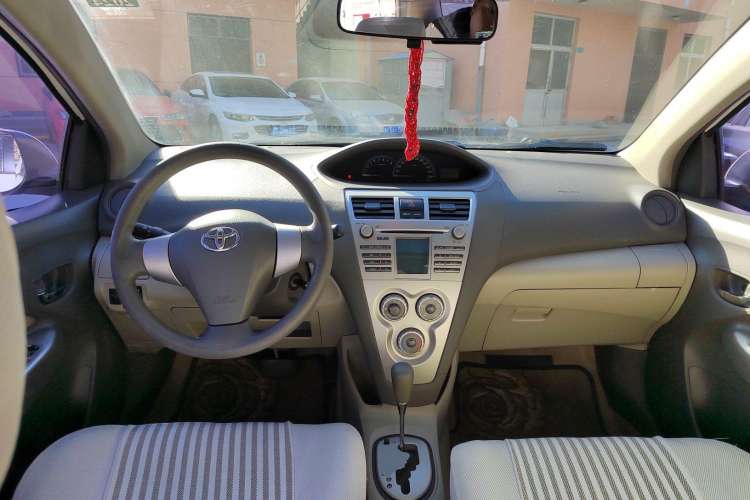 Used Toyota Vios 2011 1.6L GL-i Sunroof Version AT Center Console