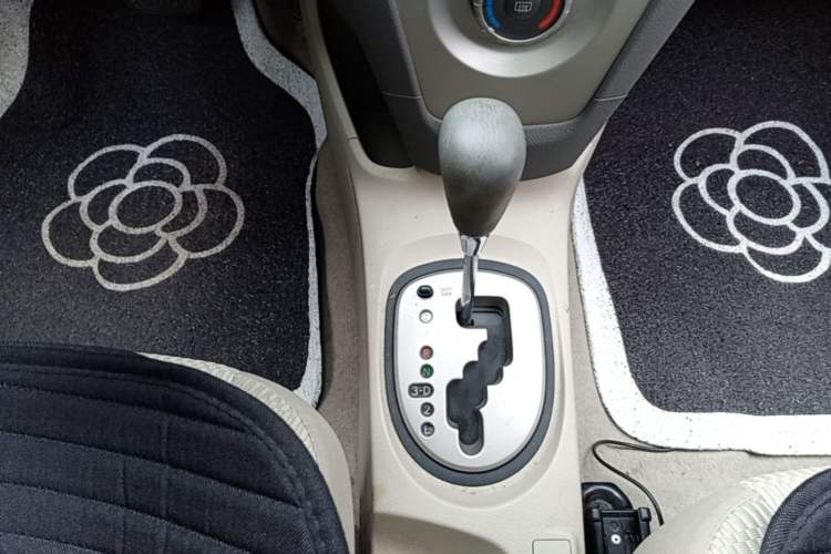 Used Toyota Vios 2013 Special Edition 1.6L GL-i Model with Sunroof Automatic Transmission Gear Lever