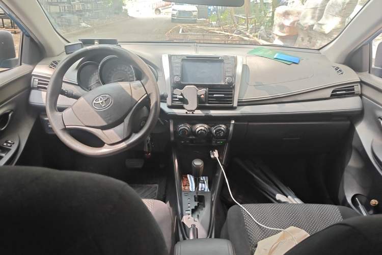 Used Toyota Vios 2014 1.3L Automatic Standard Edition Center Console