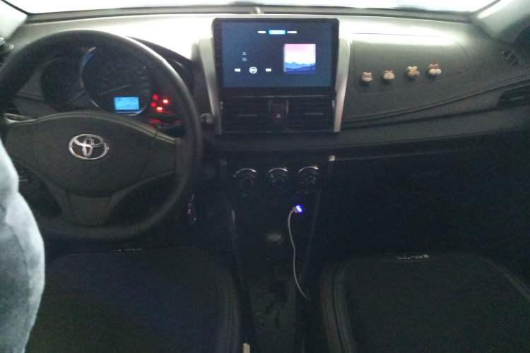 Used Toyota Vios 2014 1.3L Automatic Standard Edition Center Console