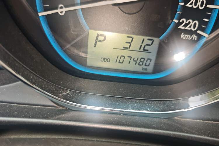 Used Toyota Vios 2014 1.5L Automatic ZhiShang Edition Odometer Close Up