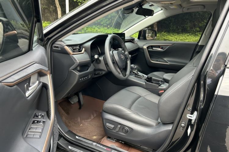 Used Toyota Wildlander 2024 2.0L CVT Two-Wheel Drive Luxury PLUS Edition Interior 4