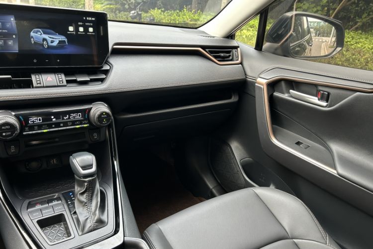 Used Toyota Wildlander 2024 2.0L CVT Two-Wheel Drive Luxury PLUS Edition Interior 9