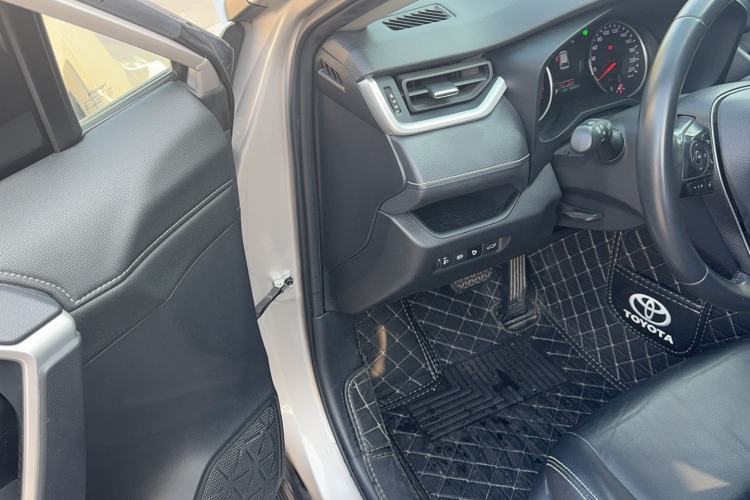 Used Toyota Wildlander 2021 2.0L CVT 4x4 Luxury Edition Interior 2