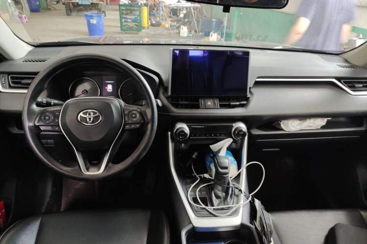Used Toyota Wildlander 2020 2.0L CVT 4x4 Luxury Edition Center Console