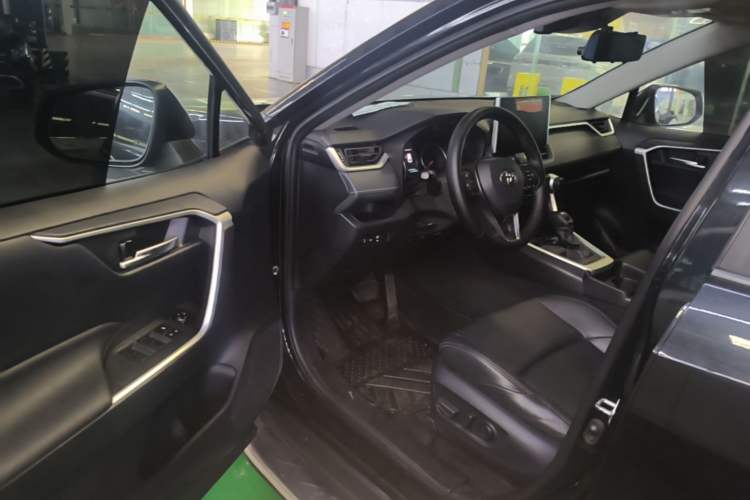 Used Toyota Wildlander 2020 2.0L CVT 4x4 Luxury Edition Driver Seat