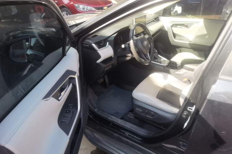 Used Toyota Wildlander 2020 2.0L CVT Four-Wheel Drive Premium Edition Driver Seat