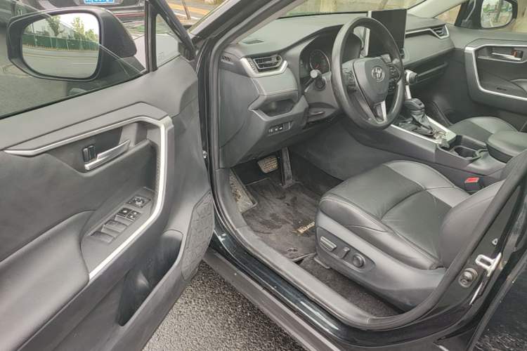 Used Toyota Wildlander 2020 2.0L CVT Two-Wheel Drive Luxury Edition Driver Seat
