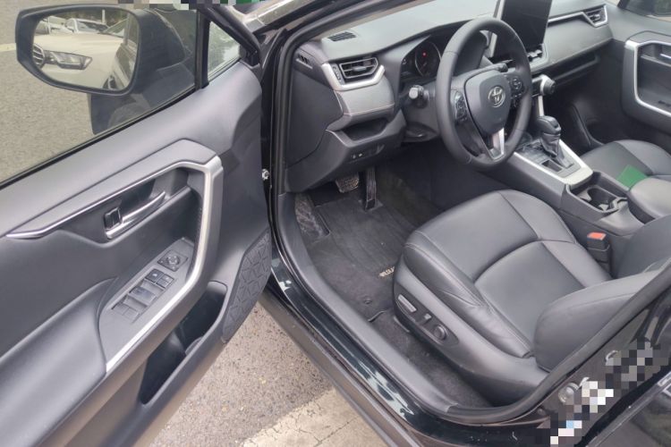 Used Toyota Wildlander 2020 2.0L CVT 4x4 Luxury Edition Driver Seat
