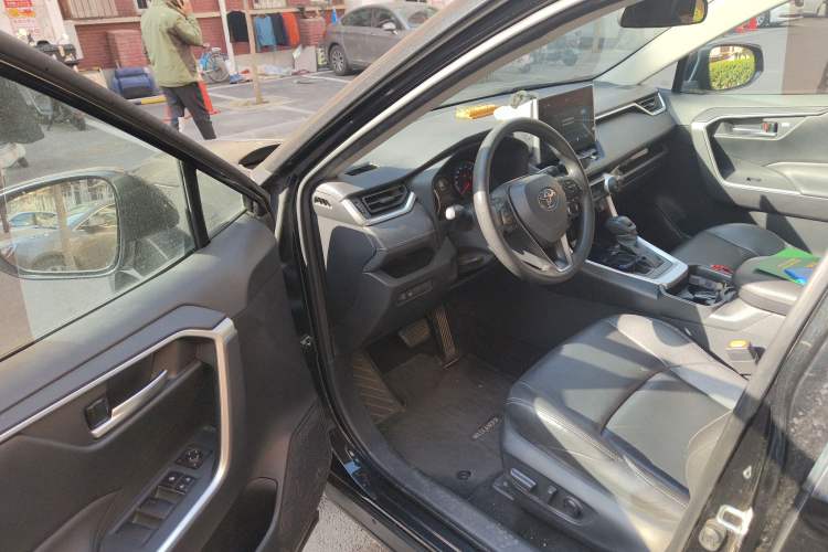 Used Toyota Wildlander 2020 2.0L CVT 4x4 Luxury Edition Driver Seat