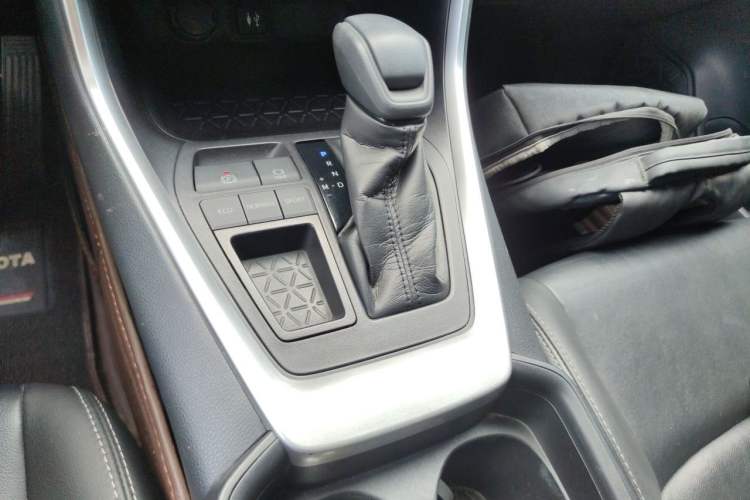 Used Toyota Wildlander 2020 2.0L CVT Two-Wheel Drive Luxury Edition Gear Lever