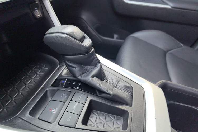 Used Toyota Wildlander 2020 2.0L CVT Two-Wheel Drive Luxury Edition Gear Lever