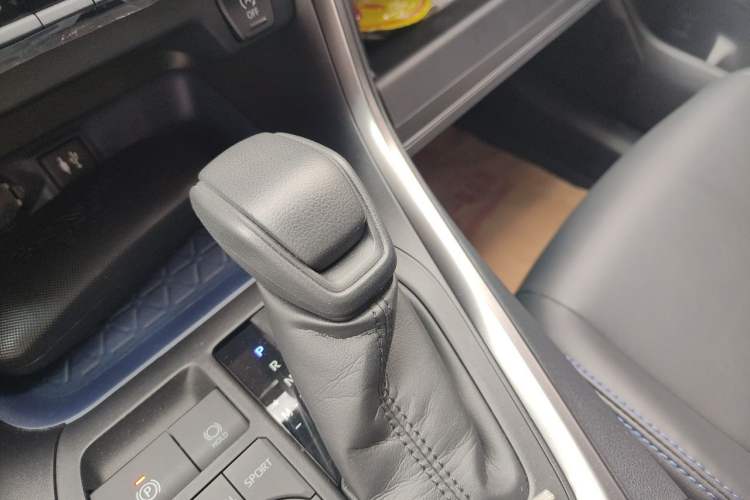 Used Toyota Wildlander 2020 2.0L CVT 4x4 Tech Edition Gear Lever