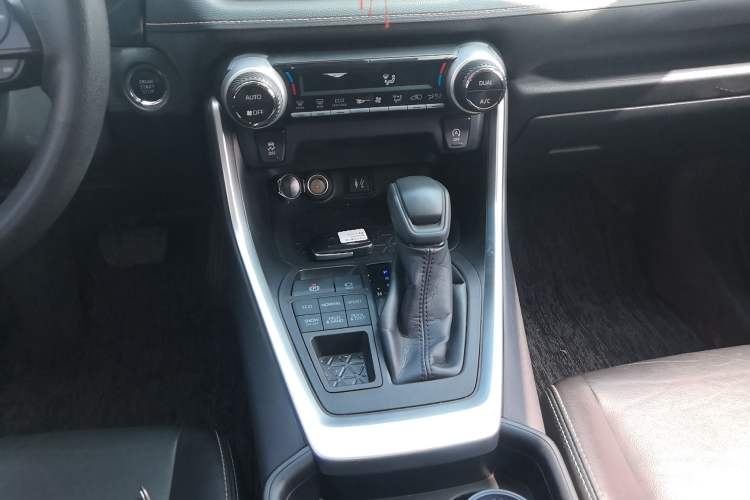 Used Toyota Wildlander 2020 2.0L CVT 4x4 Luxury Edition Gear Lever
