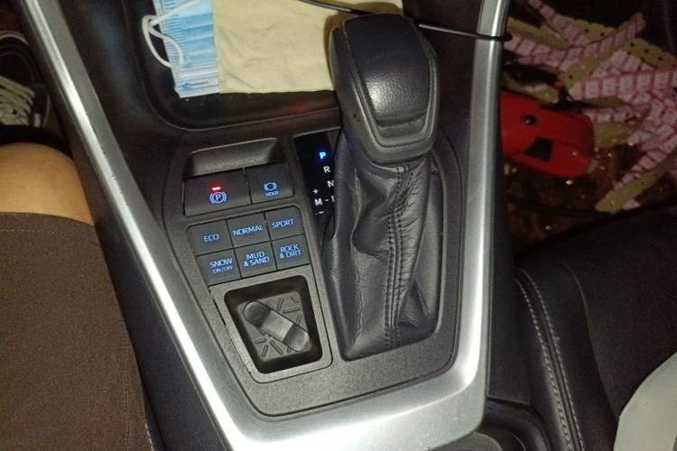 Used Toyota Wildlander 2020 2.0L CVT 4x4 Luxury Edition Gear Lever