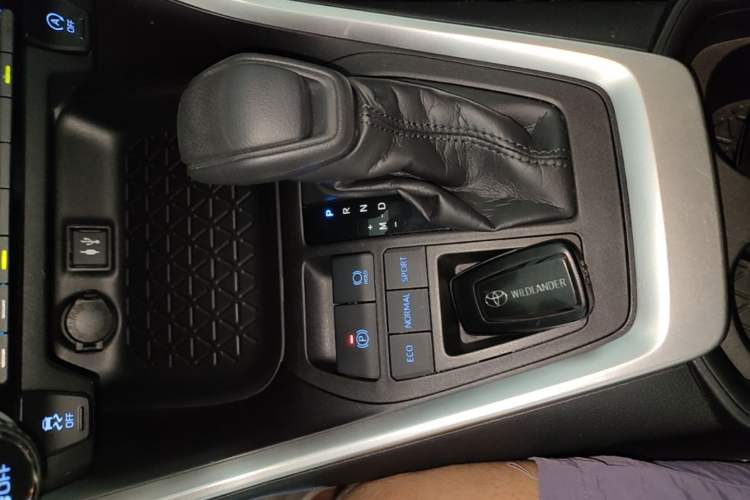 Used Toyota Wildlander 2020 2.0L CVT Two-Wheel Drive Luxury Edition Gear Lever