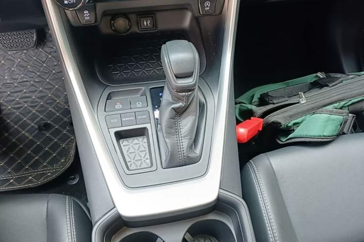 Used Toyota Wildlander 2020 2.0L CVT Two-Wheel Drive Luxury Edition Gear Lever