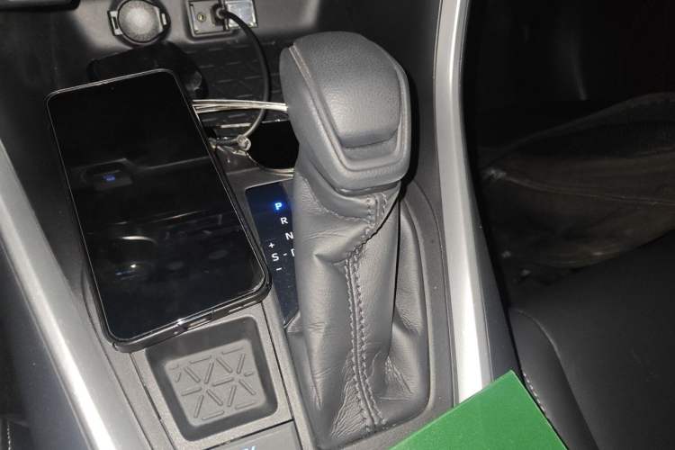 Used Toyota Wildlander 2020 Dual-Engine 2.5L E-CVT Two-Wheel Drive Luxury Edition Gear Lever