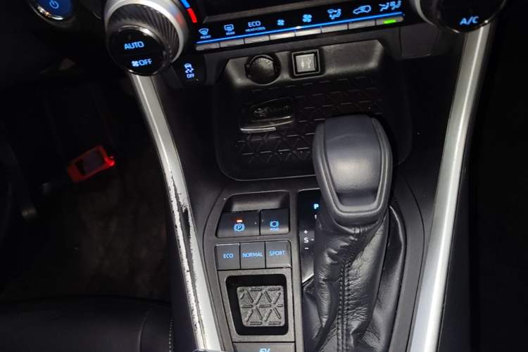 Used Toyota Wildlander 2020 Dual-Engine 2.5L E-CVT Two-Wheel Drive Luxury Edition Gear Lever