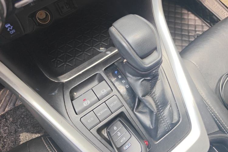 Used Toyota Wildlander 2020 2.0L CVT Two-Wheel Drive Luxury Edition Gear Lever