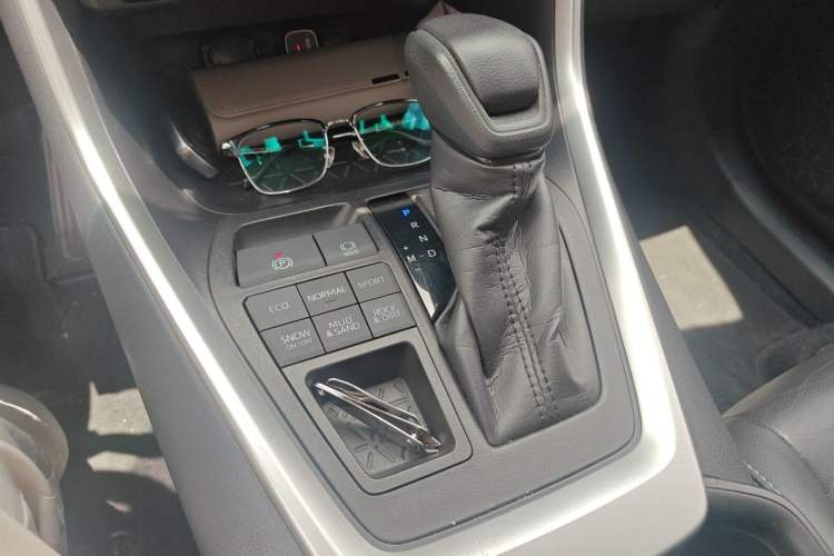 Used Toyota Wildlander 2020 2.0L CVT 4x4 Luxury Edition Gear Lever