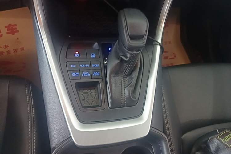 Used Toyota Wildlander 2020 2.0L CVT 4x4 Luxury Edition Gear Lever