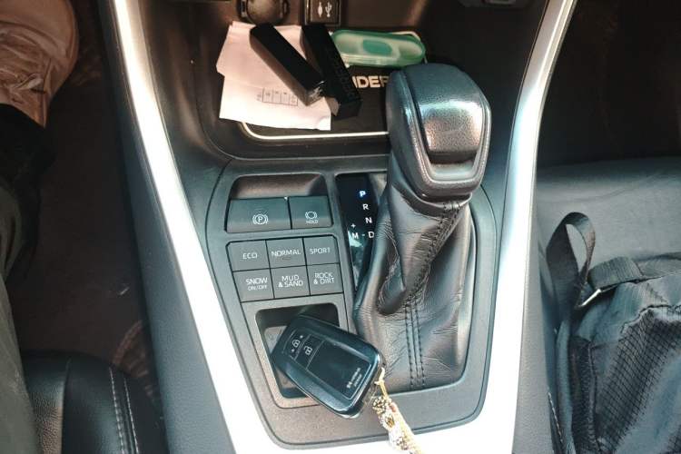 Used Toyota Wildlander 2020 2.0L CVT 4x4 Luxury Edition Gear Lever