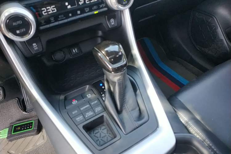 Used Toyota Wildlander 2020 2.0L CVT 4x4 Luxury Edition Gear Lever