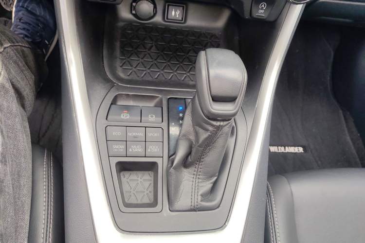 Used Toyota Wildlander 2020 2.0L CVT 4x4 Luxury Edition Gear Lever