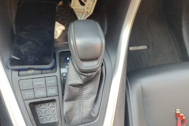 Used Toyota Wildlander 2020 2.0L CVT 4x4 Luxury Edition Gear Lever
