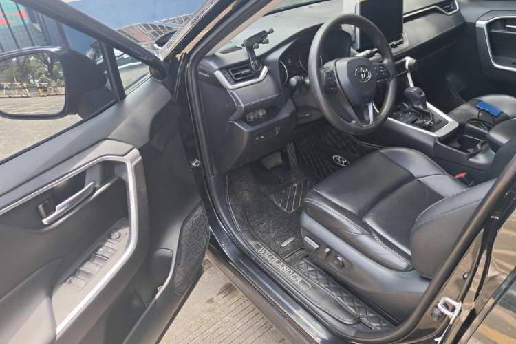 Used Toyota Wildlander 2020 2.0L CVT Two-Wheel Drive Luxury Edition Interior 3