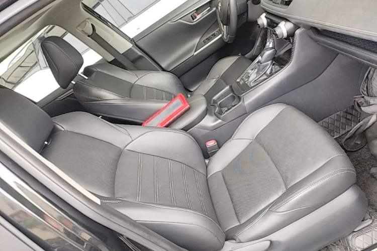 Used Toyota Wildlander 2020 2.0L CVT Four-Wheel Drive Premium Edition Right Front Seat