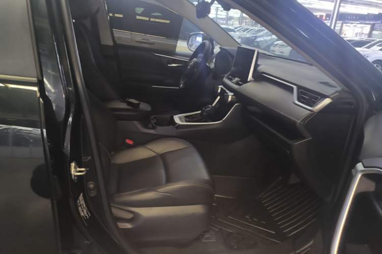 Used Toyota Wildlander 2020 2.0L CVT 4x4 Luxury Edition Right Front Seat