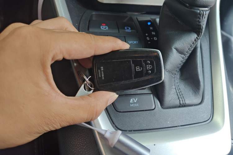 Used Toyota Wildlander 2020 Dual-Engine 2.5L E-CVT Two-Wheel Drive Luxury Edition Vehicle Key