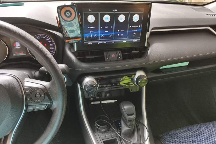 Used Toyota Wildlander 2020 Dual-Engine 2.5L E-CVT Two-Wheel Drive Luxury Edition Audio And AC Panel