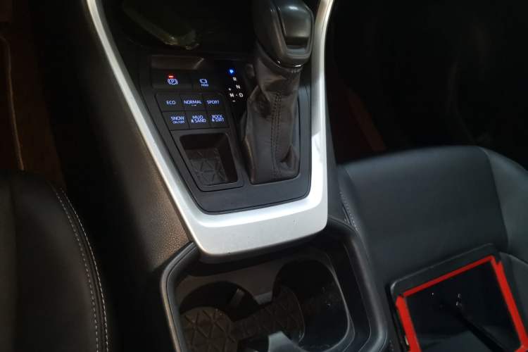 Used Toyota Wildlander 2020 2.0L CVT 4x4 Luxury Edition Gear Lever