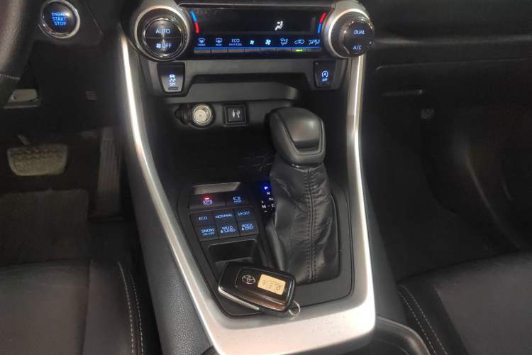 Used Toyota Wildlander 2020 2.0L CVT 4x4 Luxury Edition Gear Lever