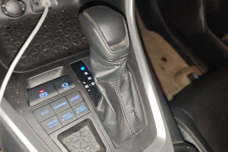 Used Toyota Wildlander 2020 2.0L CVT 4x4 Luxury Edition Gear Lever