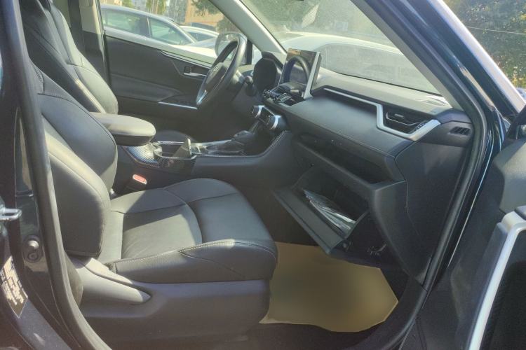 Used Toyota Wildlander 2020 2.0L CVT 4x4 Luxury Edition Right Front Seat