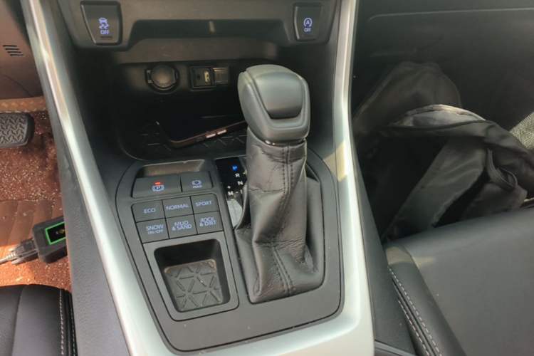 Used Toyota Wildlander 2020 2.0L CVT 4x4 Luxury Edition Gear Lever