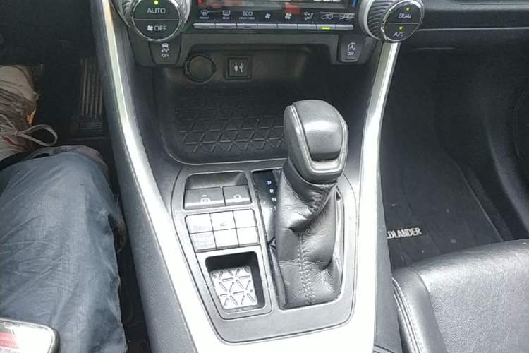 Used Toyota Wildlander 2020 2.0L CVT 4x4 Luxury Edition Gear Lever