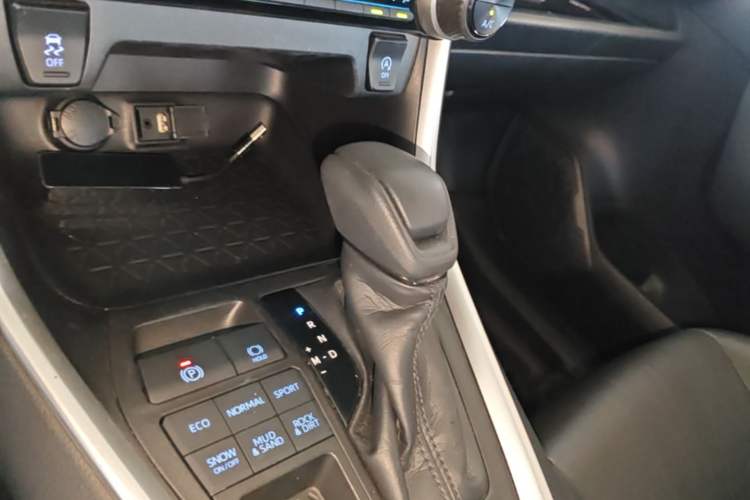 Used Toyota Wildlander 2020 2.0L CVT 4x4 Luxury Edition Gear Lever